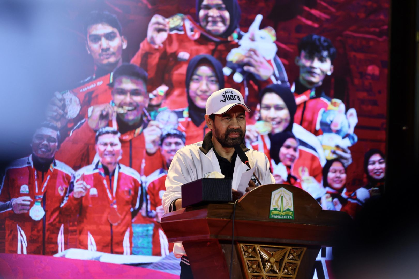 Momen Haru Mualem Kenang Abu Razak, Pada Malam Penganugerahan Atlet Berprestasi